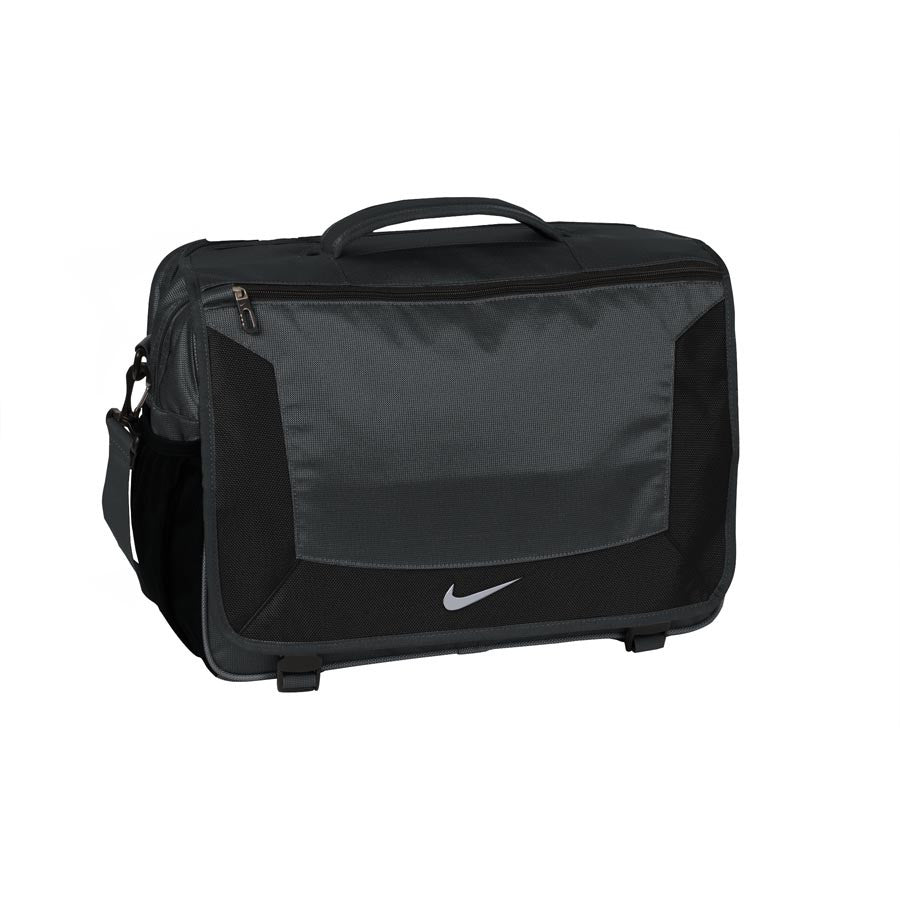 Nike Sportswear Essentials Messenger Bag (15L). Nike VN